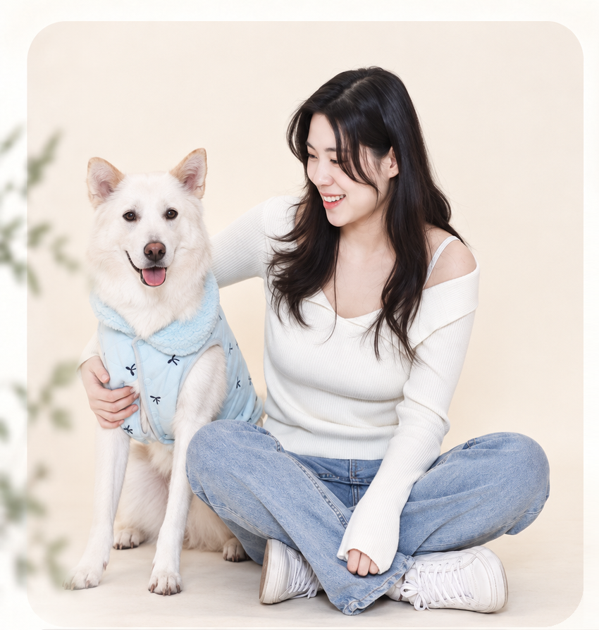강아지와 함께 앉아 웃고 있는 소이쌤